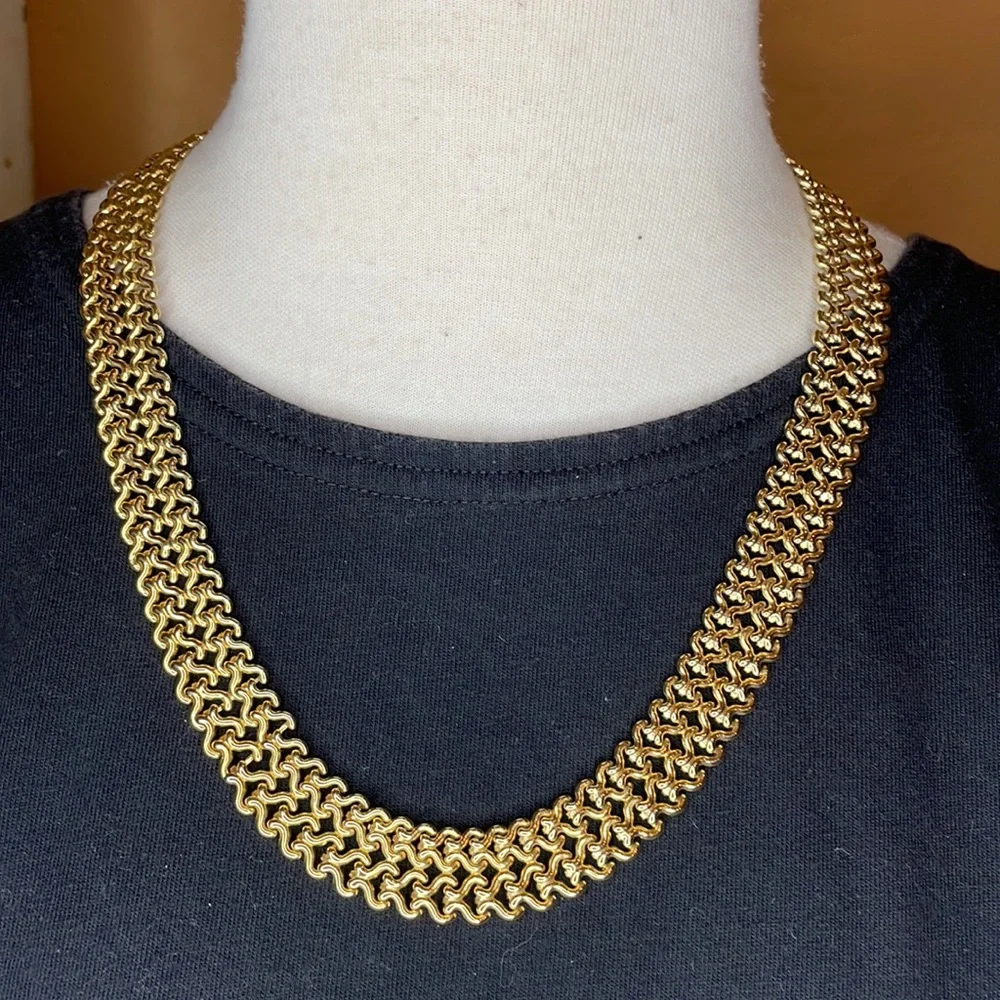 Gold tone necklace and gift box